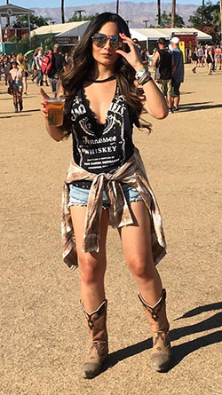 Lindas ideas de atuendo de concierto de vaquera de verano: bota vaquera,  ropa occidental,  Semana de la Moda,  vaquera  