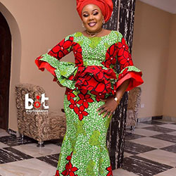 Encantadores estilos de falda y blusa de Ankara 2020: vestidos africanos,  Cuello redondo,  camarones asos,  Vestidos Ankara  