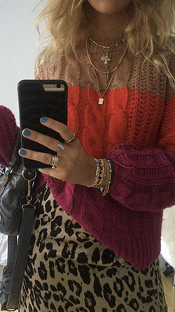Me gusta mucho esta combinación de suéter y falda con estampado de leopardo, pero perdería s... | Ideas de atuendos para citas: suéter,  Ideas de atuendos,  Atuendos Informales,  Primera fecha  