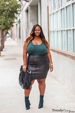 Trajes de falda de cuero con curvas de moda Stylevore: traje de talla grande,  Traje De Falda De Cuero,  falda de cuero con clase,  Falda corta de cuero  