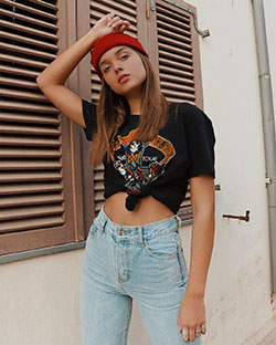 Anna Zak jeans cortos, crop top, camisetas a juego ideas para niñas: top corto,  Atuendo De Vaqueros,  Traje de camiseta,  Anna Zak Instagram,  Camiseta estampada  