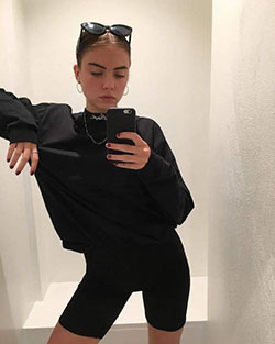Traje de color negro, debes probar con pantalones cortos de ciclismo, ropa deportiva, top corto: top corto,  Traje de camiseta,  Traje negro,  pantalones cortos de ciclismo,  Estilo callejero,  Trajes de cuarentena 2020  