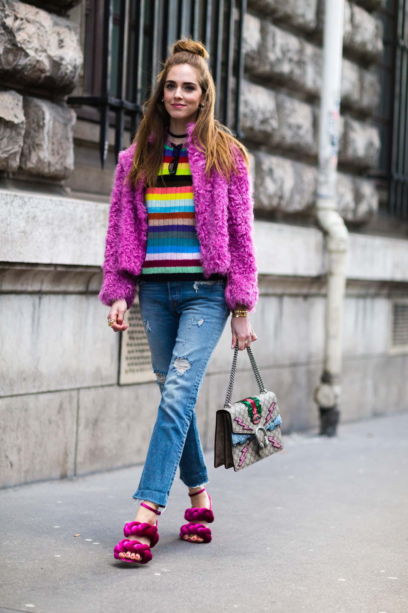 Atuendo de colores vivos y moño alto:: Estilo callejero,  corte pixie,  Cuidado del cabello,  Nudo superior,  muy bueno  