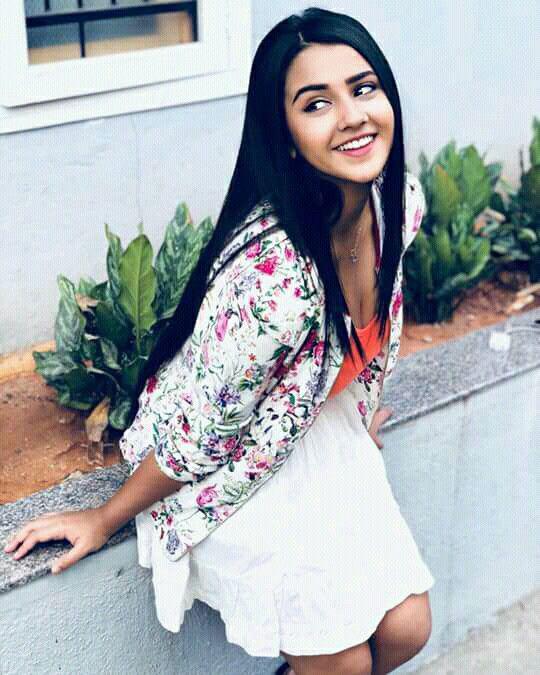 Roshni: niño actor,  rocíame no,  Roshni Walia fotos calientes,  Roshni Walia Instagram  