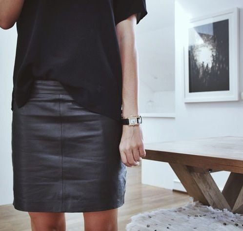 Cápsula armario falda de cuero pequeño vestido negro, cápsula armario: Falda de tubo,  Traje de camiseta,  Traje negro,  Traje De Falda De Cuero,  pequeño vestido negro  