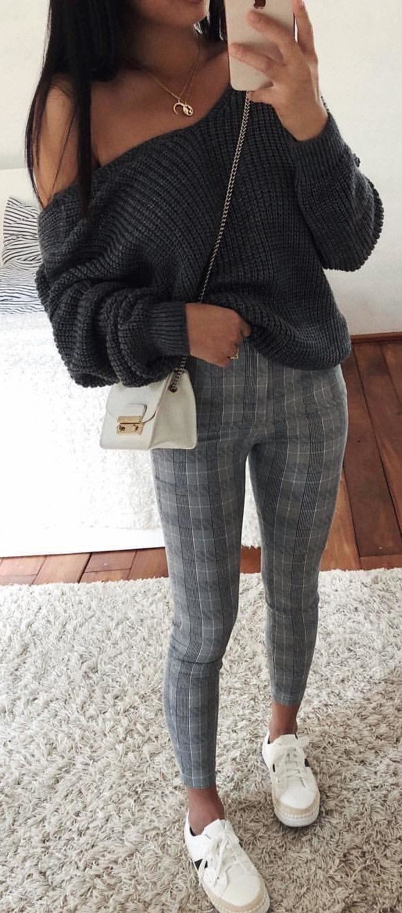 Ideas de vestidos en blanco y negro con pantalones, suéter, medias.: trajes de invierno,  Trajes De Legging,  Estilo callejero,  Traje Blanco Y Negro  